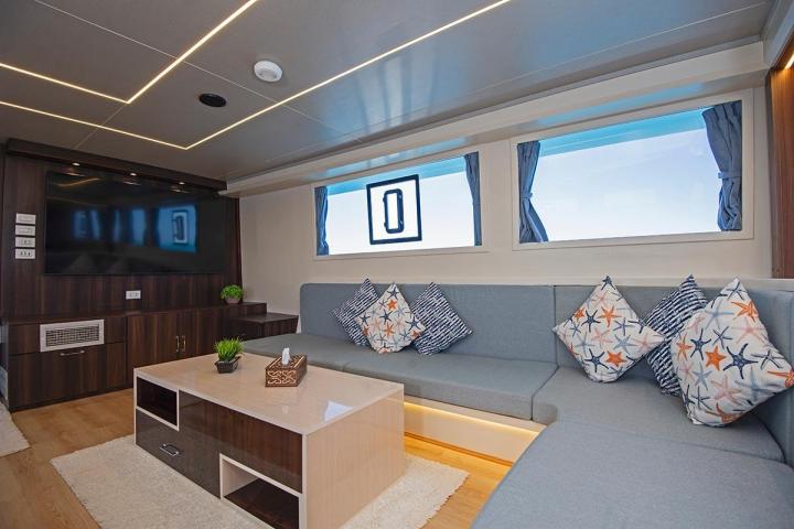 Shield Your Boat with Style and Durability!